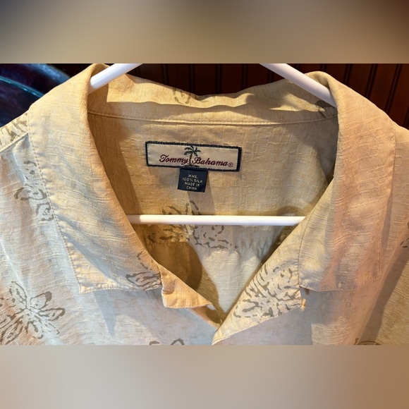 Tommy Bahama‎ Light Tan Floral Shirt - Picture 5 of 8